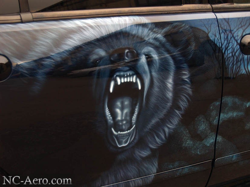 Аэрография на черном Ford Explorer фото – Волки и Медведь