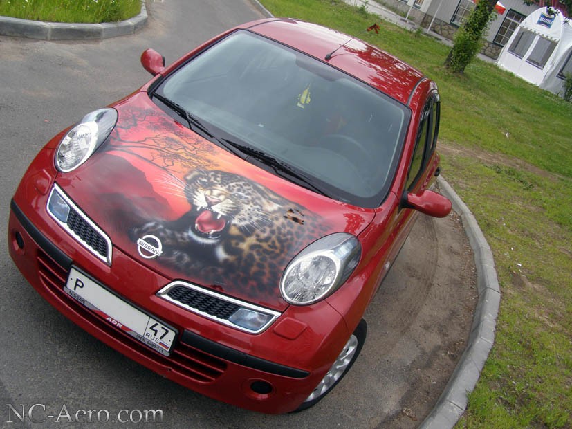 Аэрография на капоте красного Nissan Micra – Леопард