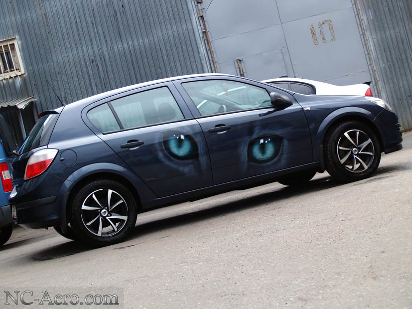 Аэрография на Opel Astra – Кошачьи Глаза