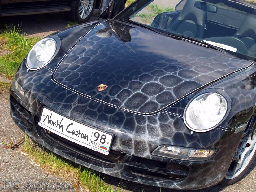 Аэрография на черном Porsche 911 – Кожа Крокодила